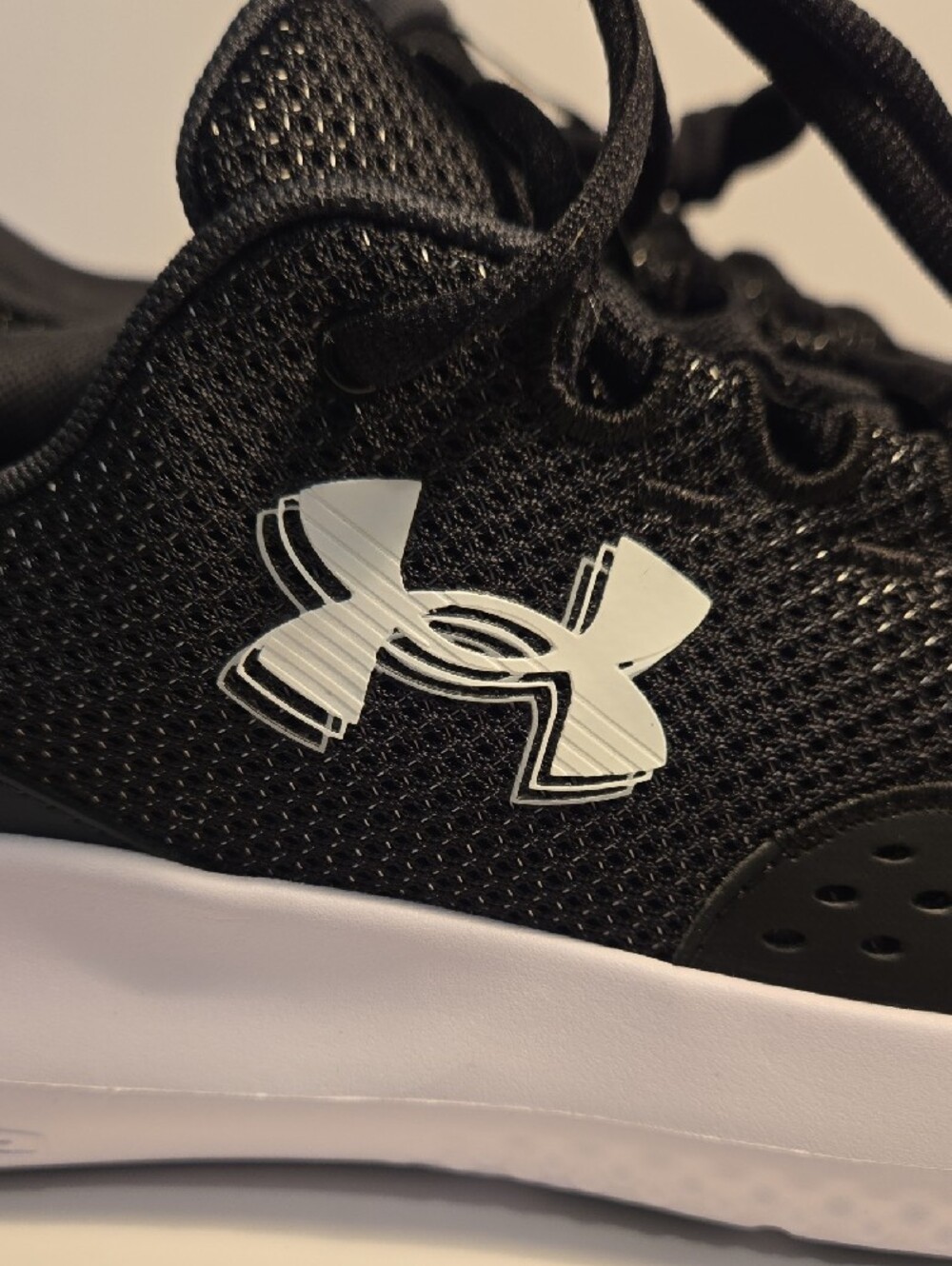 Mens Under Armour UA Charged Surge 4 3027000 001 Black White Sneakers Shoes - Picture 7 of 8